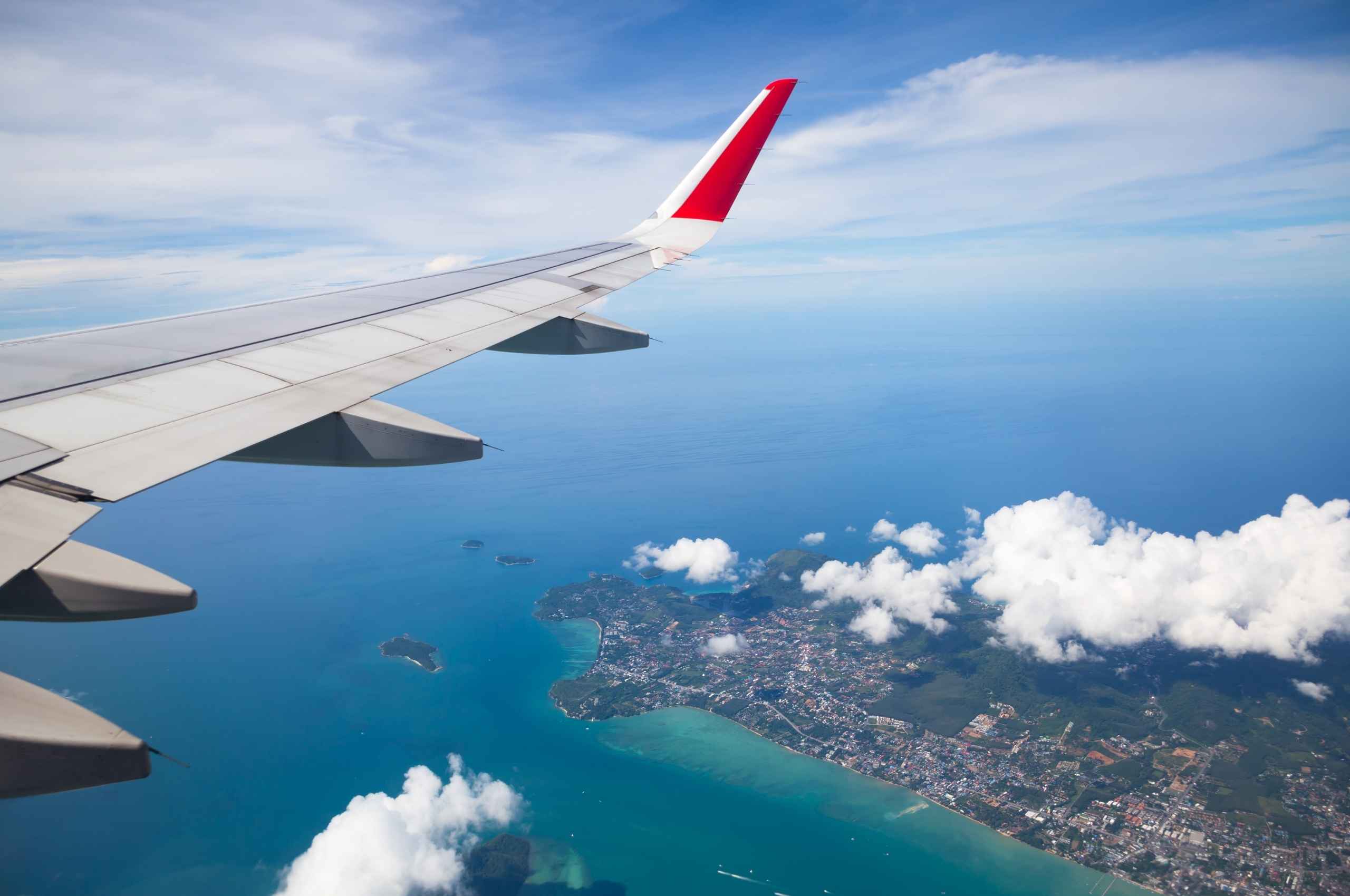 Полет через океан. Вид из самолета. Самолет над морем. Полет самолета над морем. Самолет над океаном.